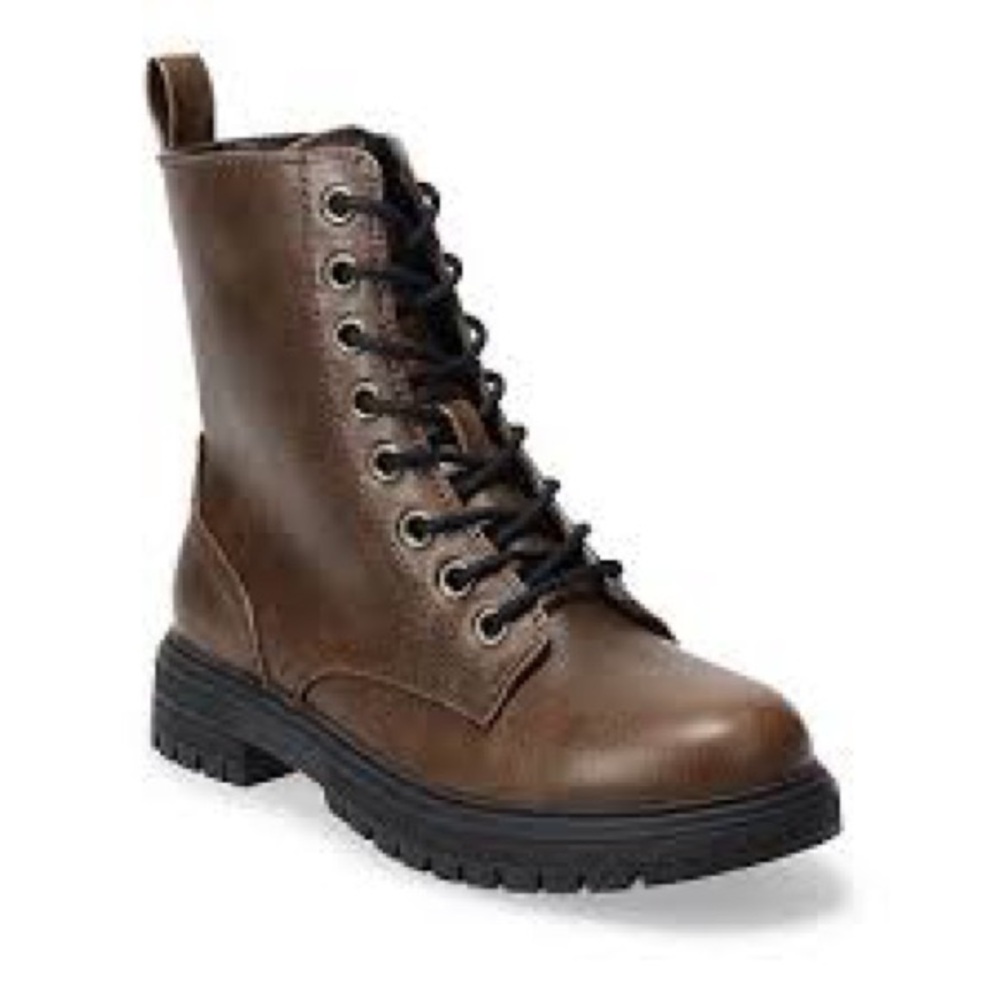 NEW IN BOX
So reindeer woman’s brown combat boot size 9